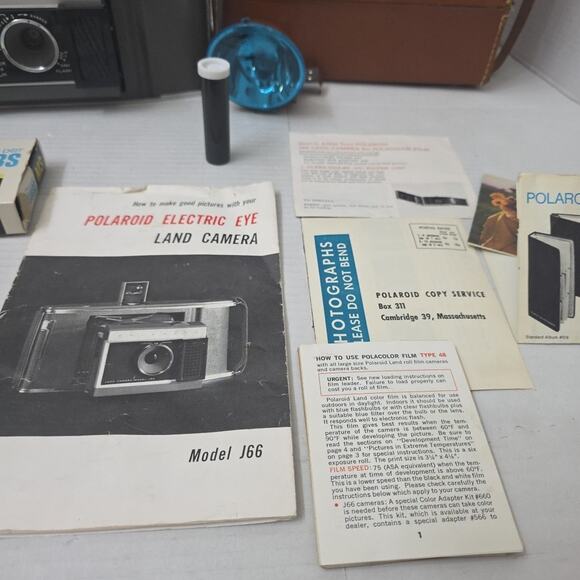 Vintage Polaroid Land Camera W Case Manual & Flashbulbs Model J66 Untested AS IS - Picture 4 of 16